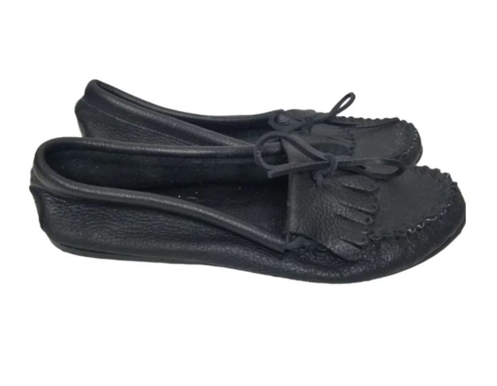 Minnetonka Womens Black Leather Fringe Moccasins Loafters Sz 9.5M Slip On Flats